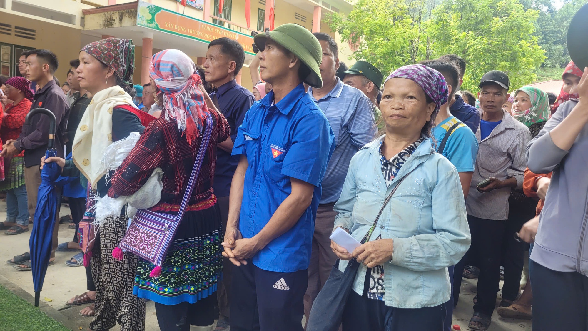 Báo SK&ĐS trao hàng trăm suất quà tổng trị giá 1 tỷ đồng tới đồng bào vùng &quot;cao nguyên trắng&quot; Bắc Hà, Lào Cai- Ảnh 5.