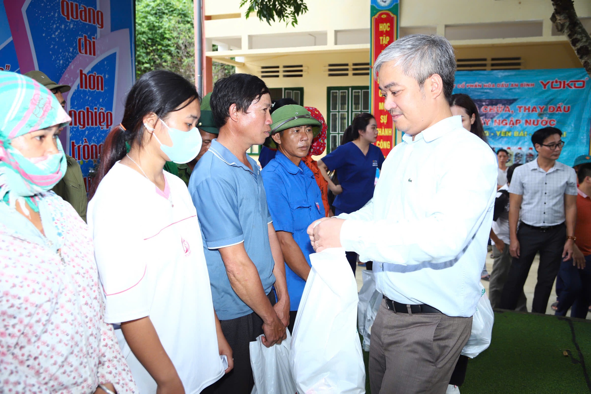 Báo SK&ĐS trao hàng trăm suất quà tổng trị giá 1 tỷ đồng tới đồng bào vùng &quot;cao nguyên trắng&quot; Bắc Hà, Lào Cai- Ảnh 7.