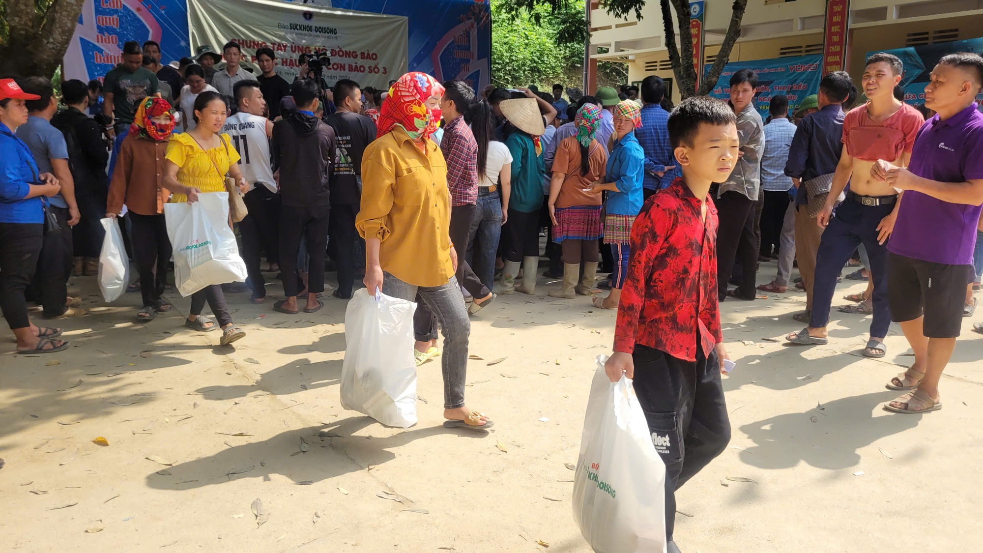 Báo SK&ĐS trao hàng trăm suất quà tổng trị giá 1 tỷ đồng tới đồng bào vùng &quot;cao nguyên trắng&quot; Bắc Hà, Lào Cai- Ảnh 15.