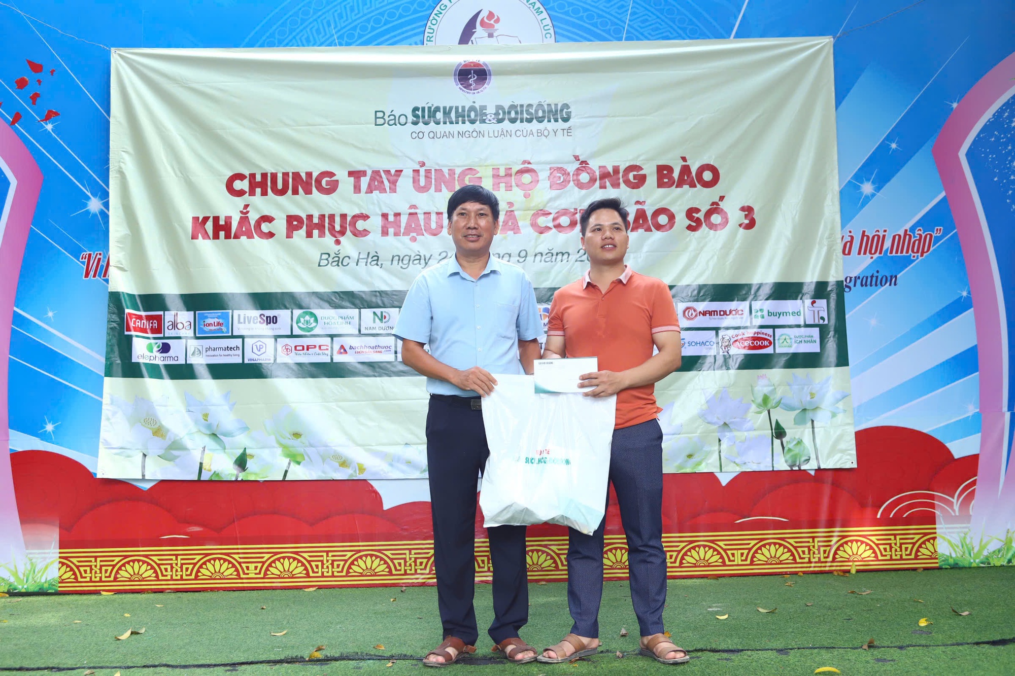 Báo SK&ĐS trao hàng trăm suất quà tổng trị giá 1 tỷ đồng tới đồng bào vùng &quot;cao nguyên trắng&quot; Bắc Hà, Lào Cai- Ảnh 8.