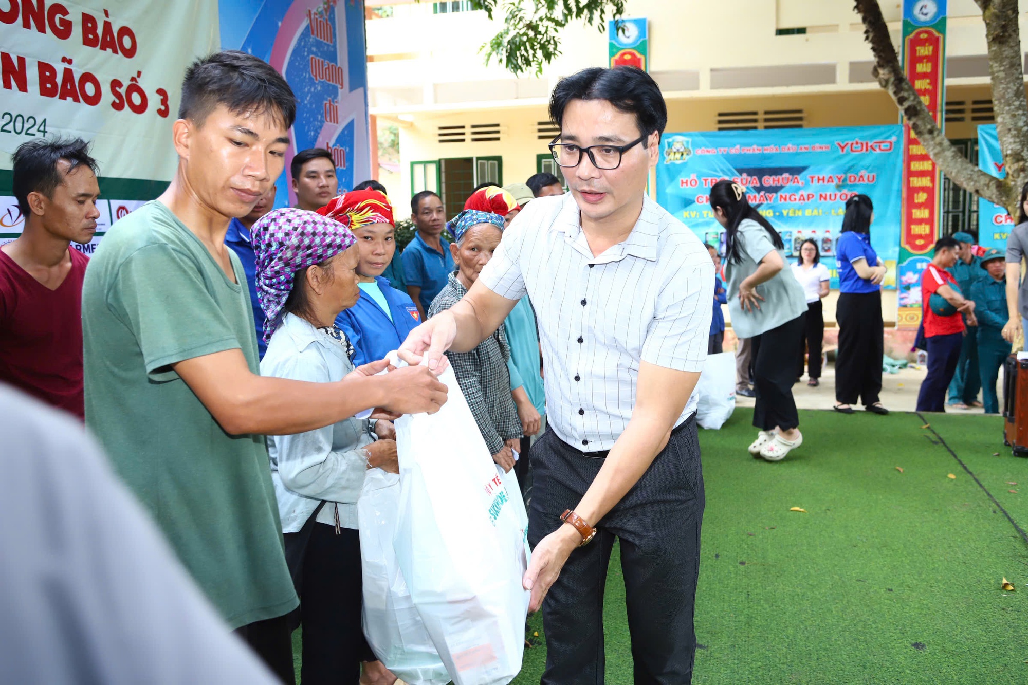 Báo SK&ĐS trao hàng trăm suất quà tổng trị giá 1 tỷ đồng tới đồng bào vùng &quot;cao nguyên trắng&quot; Bắc Hà, Lào Cai- Ảnh 4.