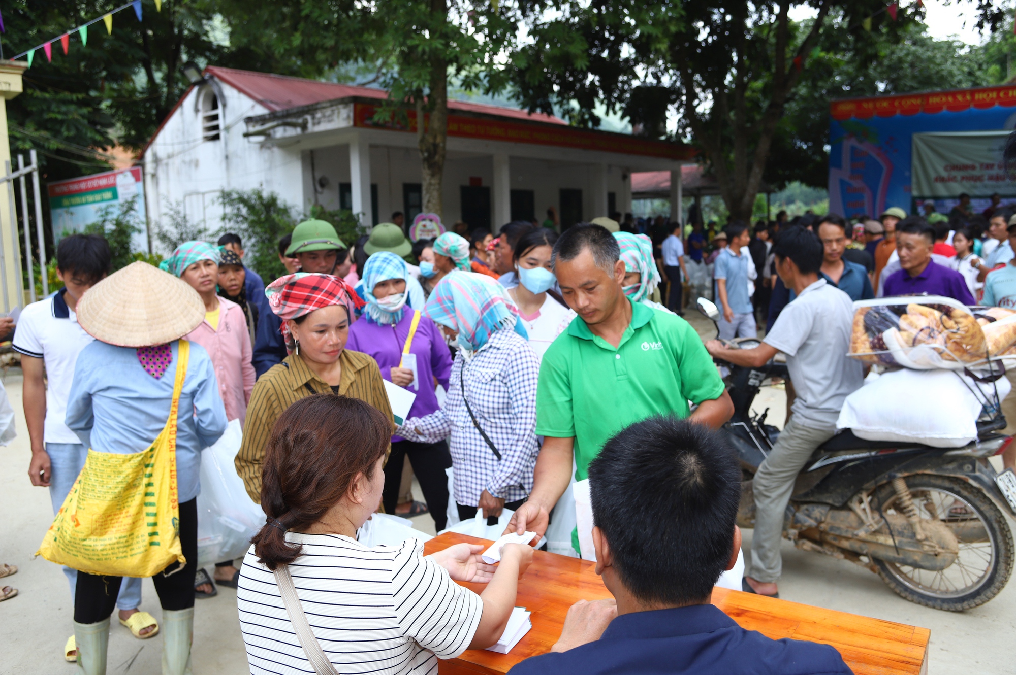 Báo SK&ĐS trao hàng trăm suất quà tổng trị giá 1 tỷ đồng tới đồng bào vùng &quot;cao nguyên trắng&quot; Bắc Hà, Lào Cai- Ảnh 9.