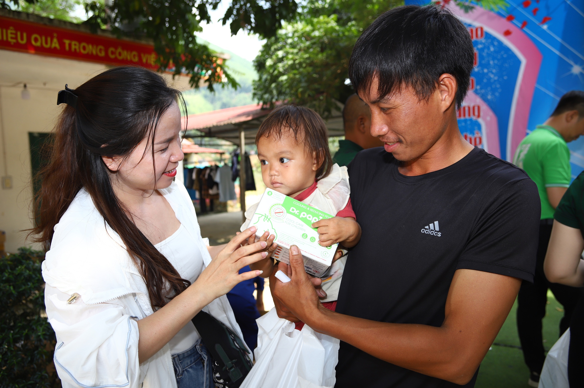 Báo SK&ĐS trao hàng trăm suất quà tổng trị giá 1 tỷ đồng tới đồng bào vùng &quot;cao nguyên trắng&quot; Bắc Hà, Lào Cai- Ảnh 13.