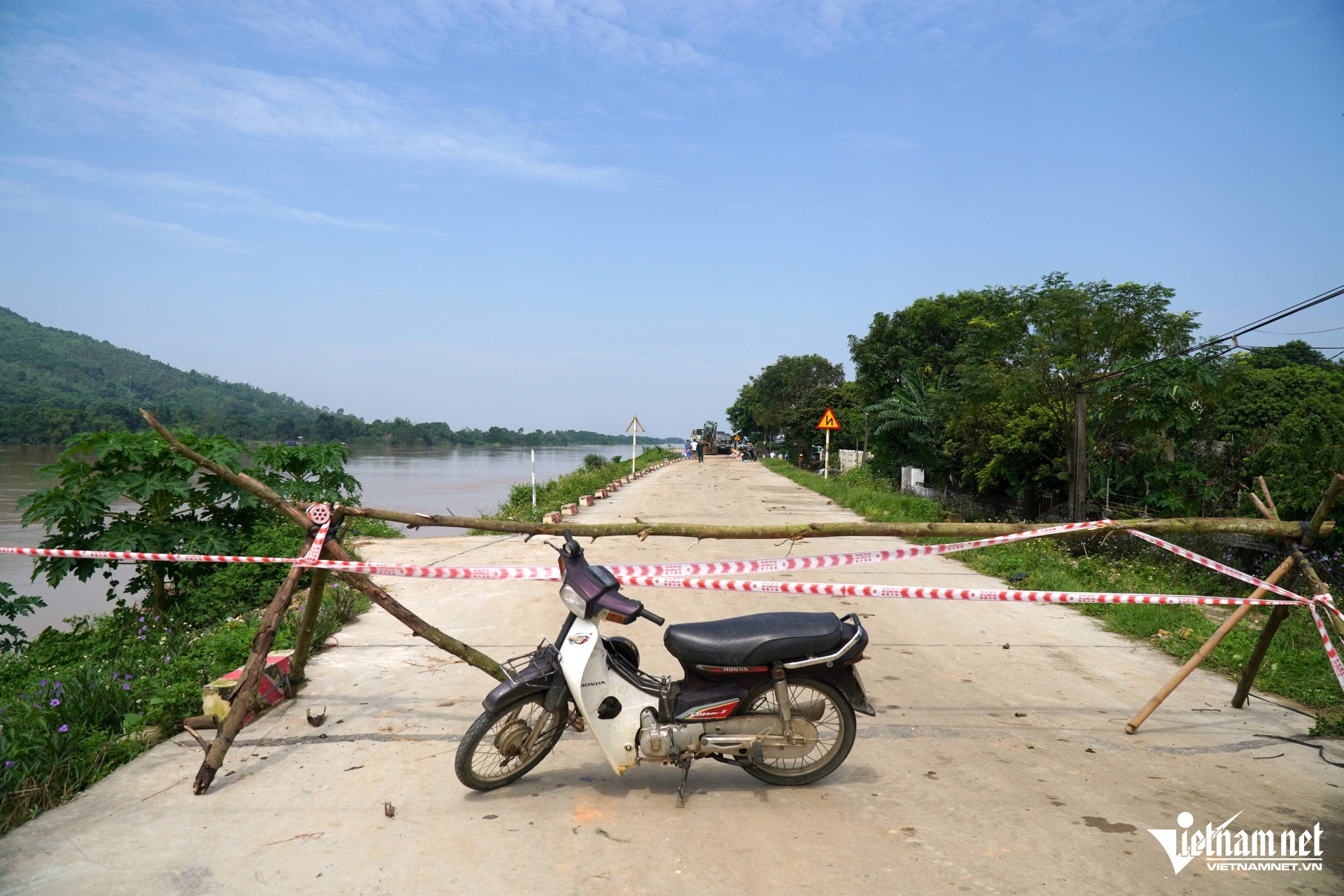 Hàng trăm người cứu đê bị thấm nước ở Thanh Hóa - Ảnh 10.