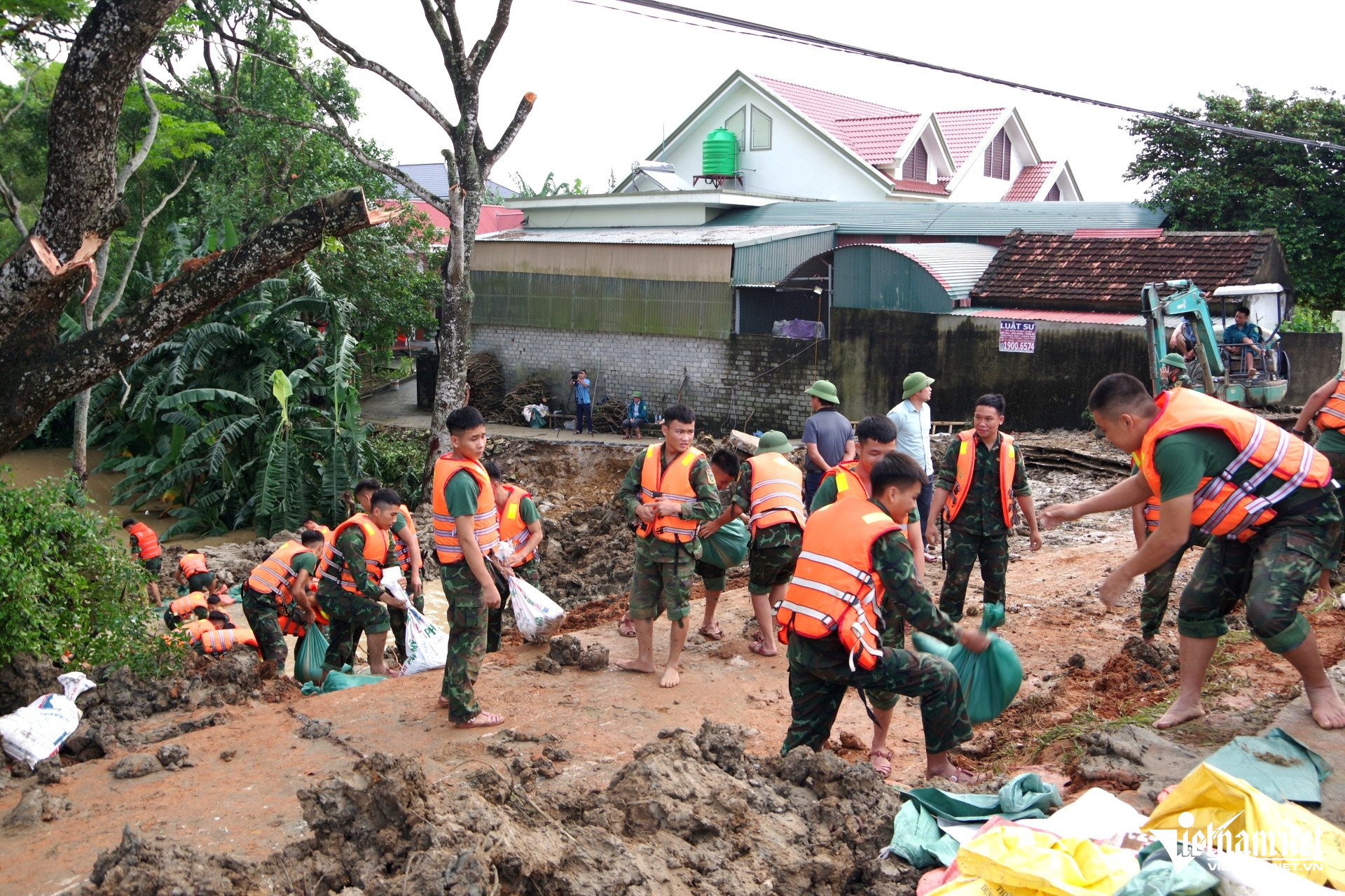 Hàng trăm người cứu đê bị thấm nước ở Thanh Hóa - Ảnh 3.