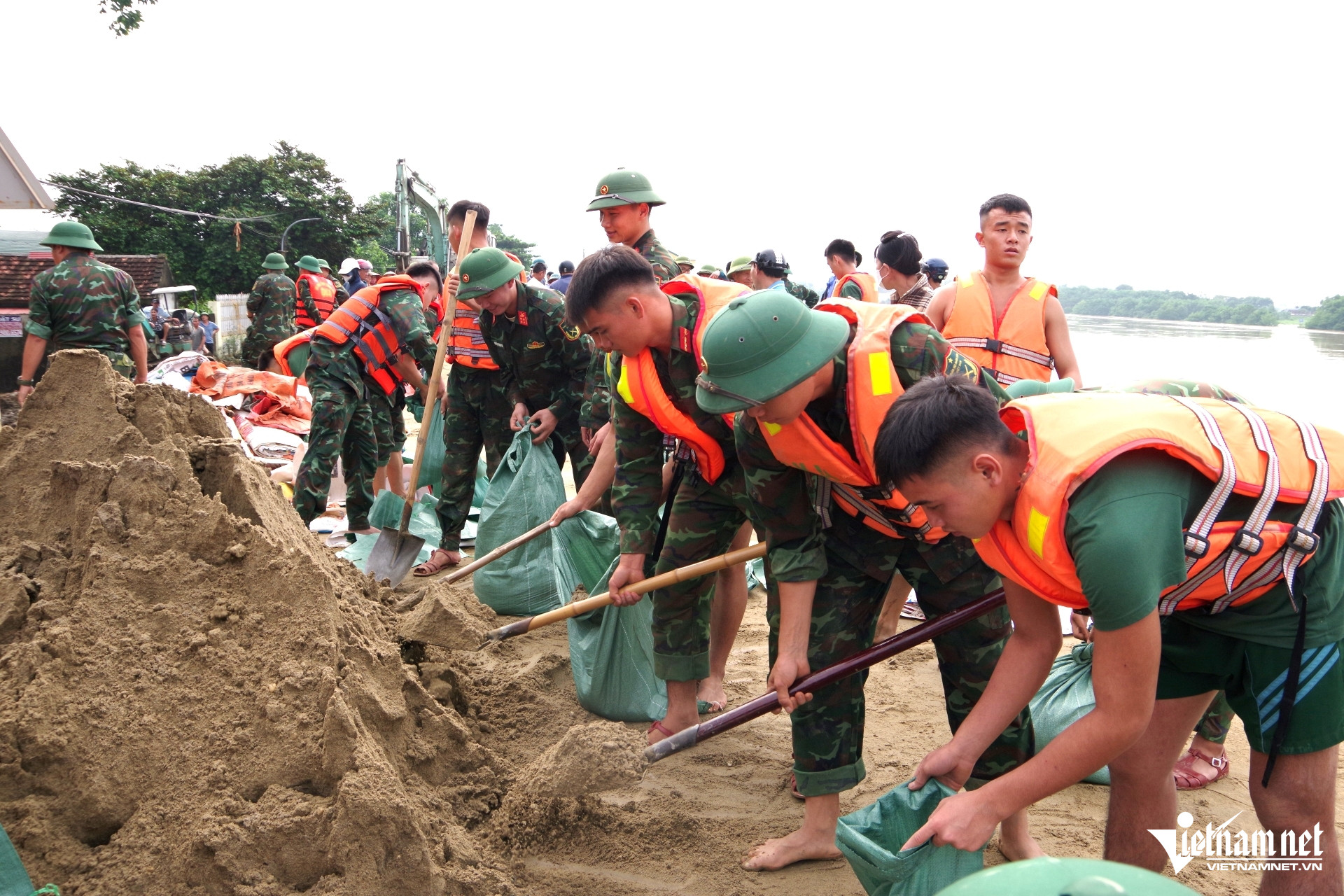 Hàng trăm người cứu đê bị thấm nước ở Thanh Hóa - Ảnh 5.