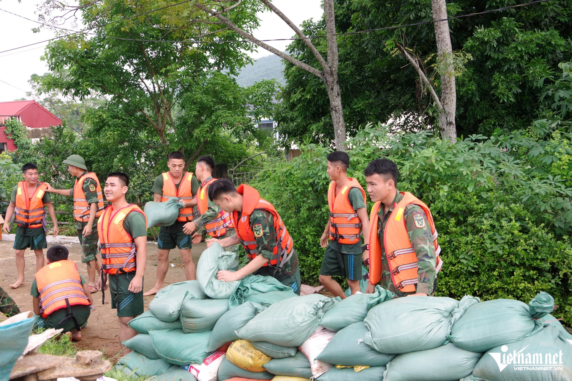 Hàng trăm người cứu đê bị thấm nước ở Thanh Hóa - Ảnh 6.