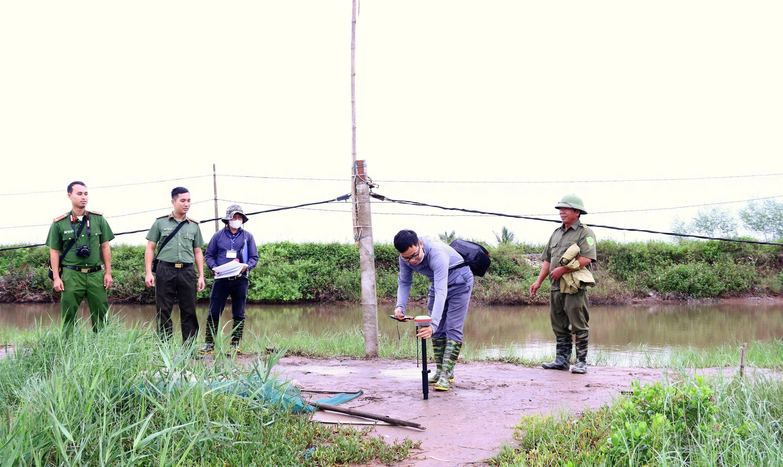 Nam Định: Lực lượng công an tiếp tục bảo vệ an ninh khi đo đạc đất ở Cồn Xanh lần 2- Ảnh 3.