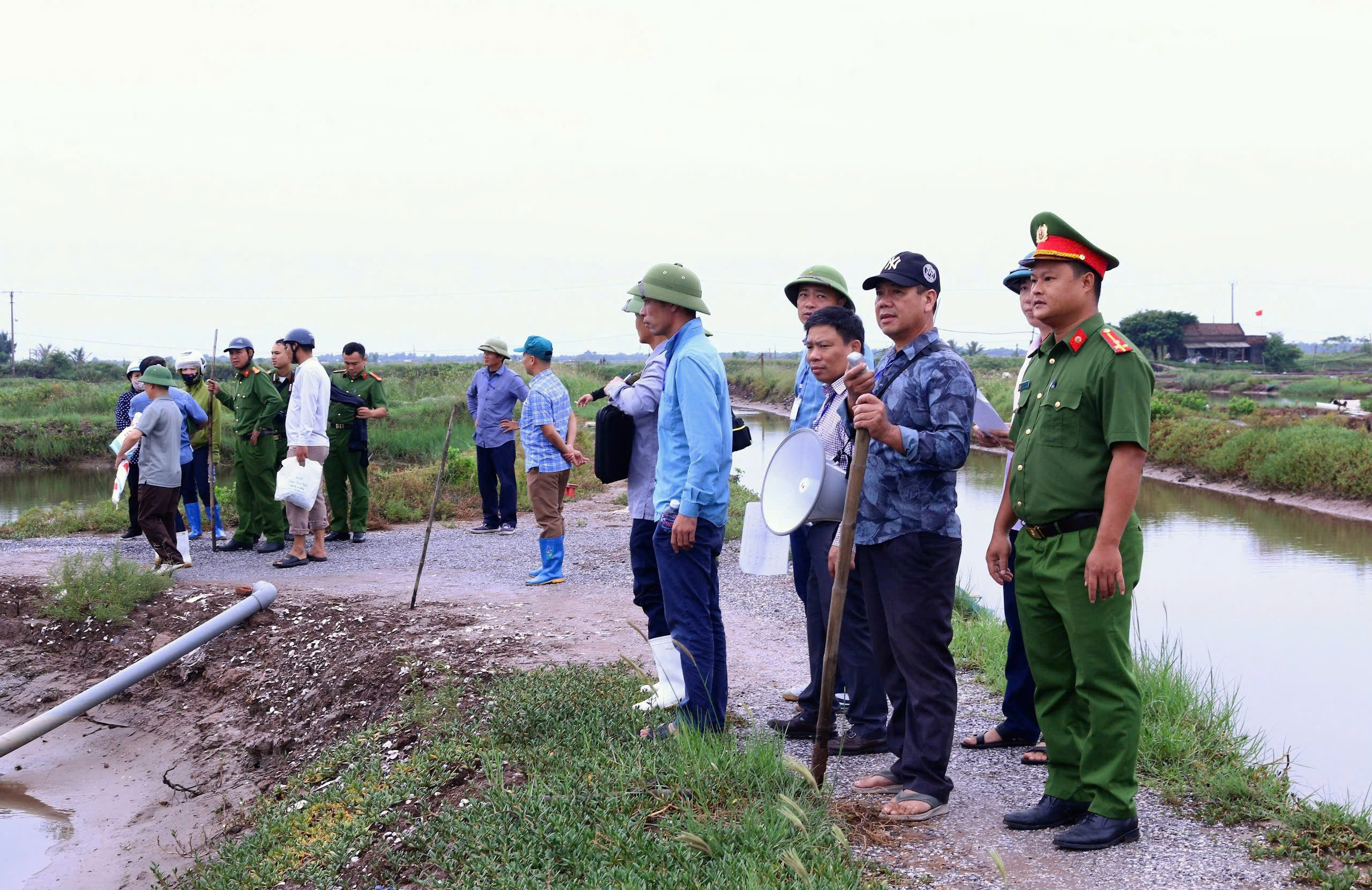 Nam Định: Lực lượng công an tiếp tục bảo vệ an ninh khi đo đạc đất ở Cồn Xanh lần 2- Ảnh 4.