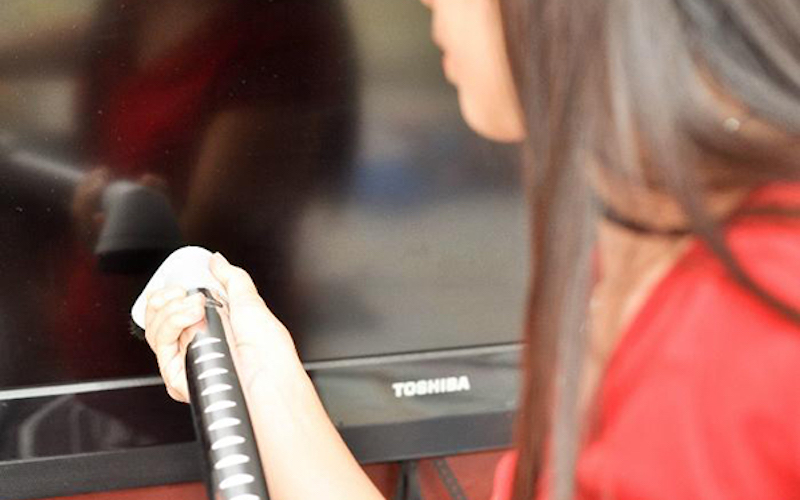 Bạn sẽ làm giảm tuổi thọ màn hình tivi và làm tivi bẩn hơn khi vệ sinh màn hình theo những cách hay gặp này- Ảnh 5.