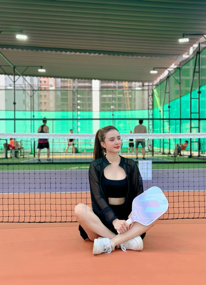 Phản ứng của dân mạng khi em gái Công Vinh mặc áo 2 dây, váy ngắn chơi pickleball - Ảnh 2.