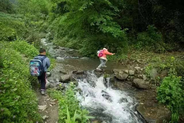 Đi họp lớp cấp 3, nam sinh nhà nghèo ngày xưa phải gom đồ ăn thừa, tối đến về nhà nhận tin nhắn bất ngờ từ lớp trưởng mà sững sờ - Ảnh 1.