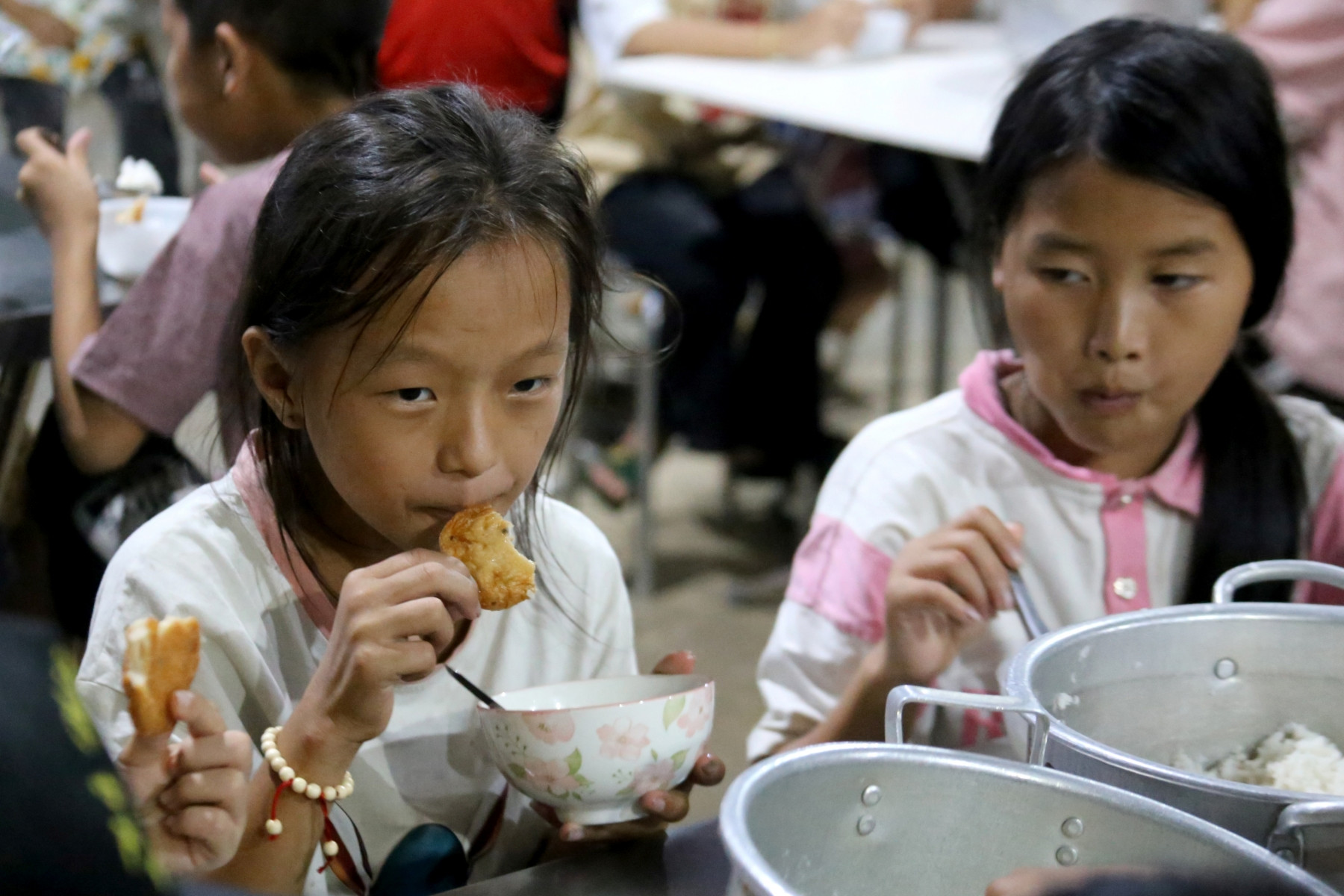 Thầy lội bùn 2 tiếng vác khoai, gạo về trường, cô trắng đêm canh cho trò ngủ sau bão lũ - Ảnh 6.