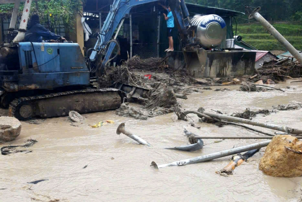 Thầy lội bùn 2 tiếng vác khoai, gạo về trường, cô trắng đêm canh cho trò ngủ sau bão lũ - Ảnh 3.