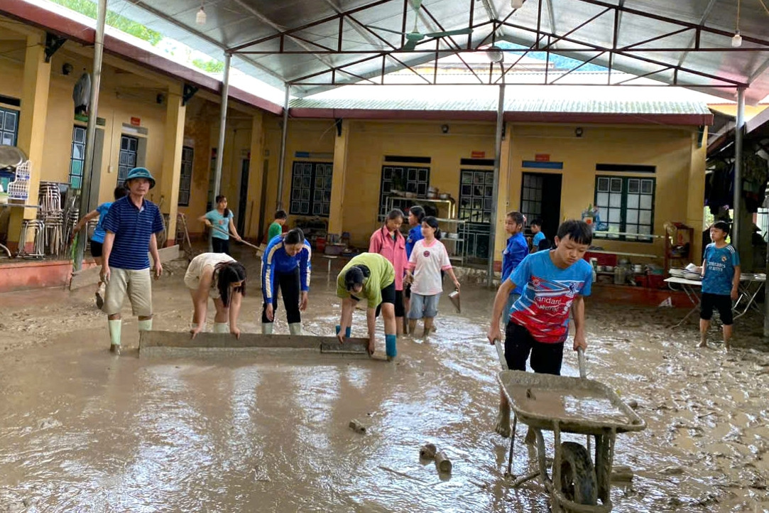 Thầy lội bùn 2 tiếng vác khoai, gạo về trường, cô trắng đêm canh cho trò ngủ sau bão lũ - Ảnh 4.