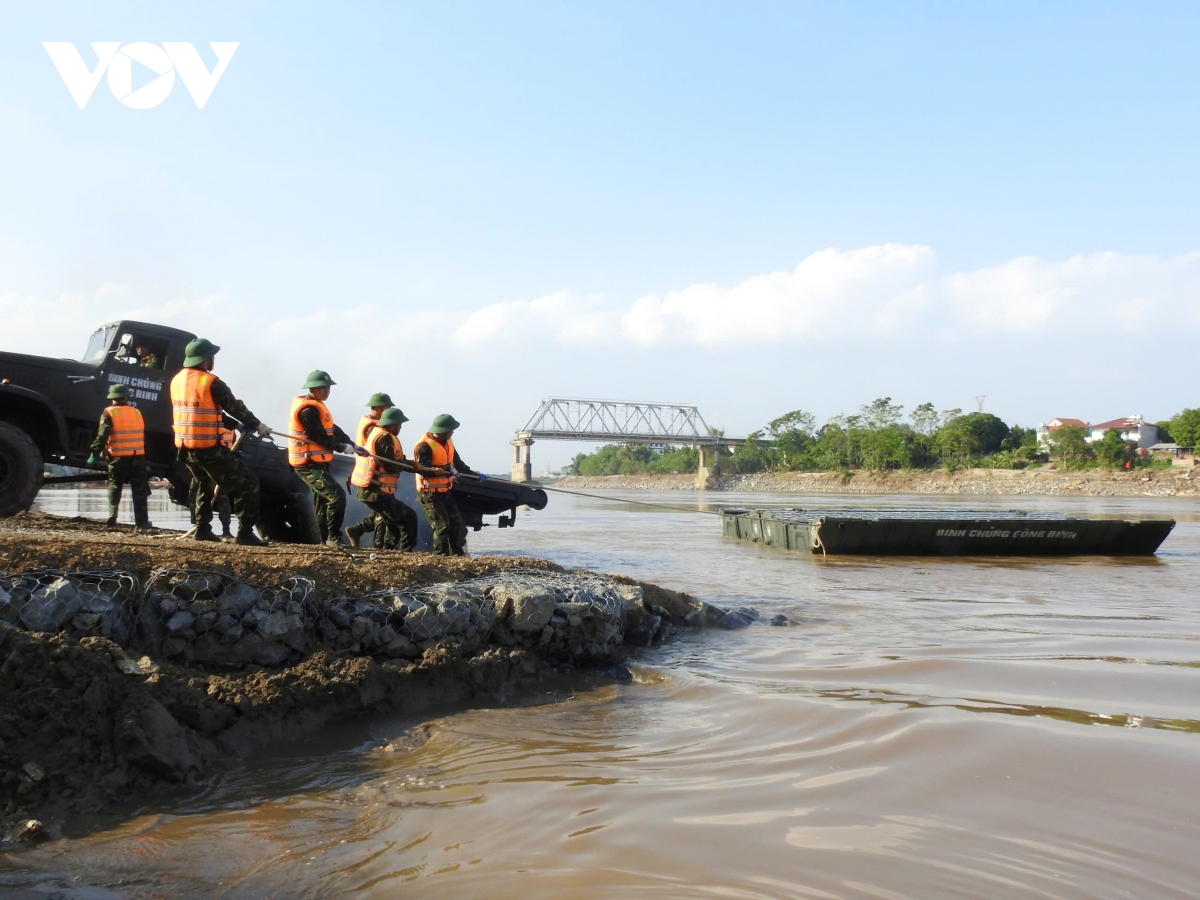 Chính thức bắc cầu phao tại khu vực cầu Phong Châu (Phú Thọ) sáng nay 29/9 - Ảnh 1.