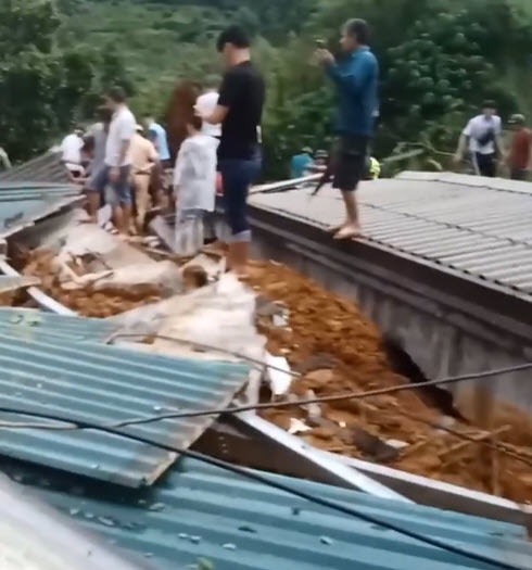 Sạt lở trên quốc lộ Hà Nội - Hà Giang, nhiều ngôi nhà bị sập - Ảnh 1.