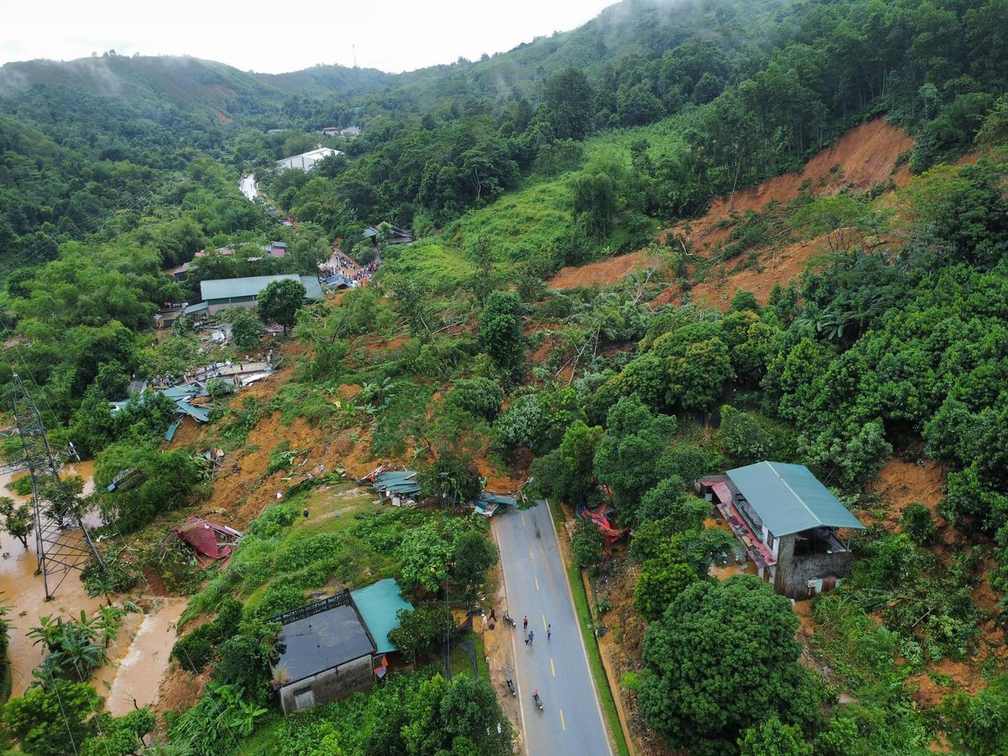 Sạt lở trên quốc lộ Hà Nội - Hà Giang, nhiều ngôi nhà bị sập - Ảnh 3.