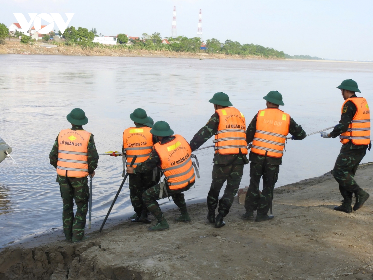 Chính thức bắc cầu phao tại khu vực cầu Phong Châu (Phú Thọ) sáng nay 29/9 - Ảnh 5.