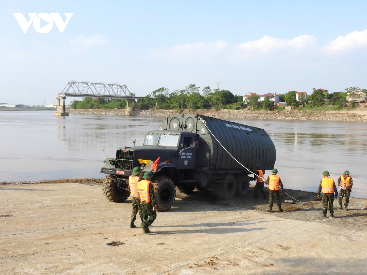 Chính thức bắc cầu phao tại khu vực cầu Phong Châu (Phú Thọ) sáng nay 29/9 - Ảnh 2.