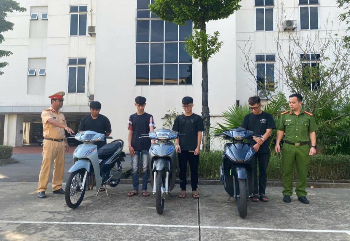 Đi xe máy bốc đầu, lạng lách rồi quay clip để khoe trên mạng.- Ảnh 1. Đi xe máy bốc đầu, lạng lách rồi quay clip để khoe trên mạng.- Ảnh 1.
