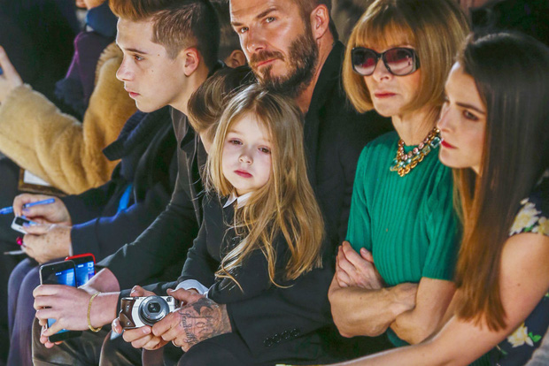 Tiểu thư Harper nhà Beckham dậy thì lấn át cả bố mẹ, thay đổi ra sao so với lần đầu dự show thời trang vào hơn 10 năm trước? - Ảnh 5.