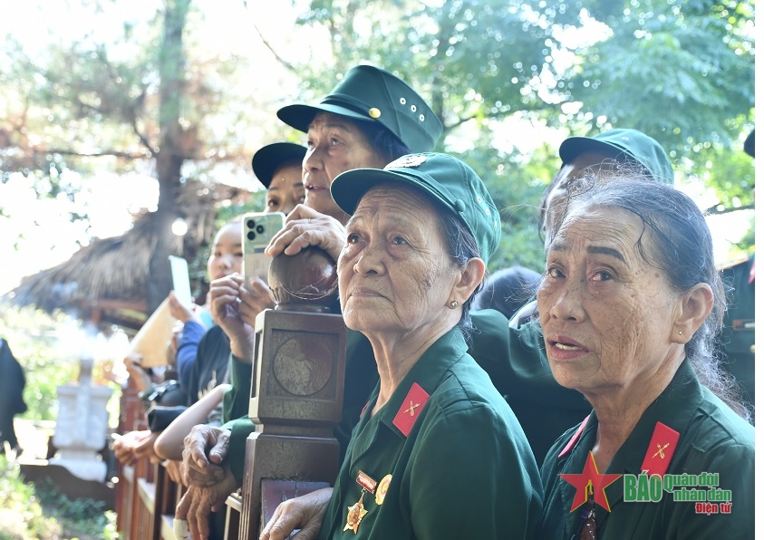 Phu nhân Đại tướng Võ Nguyên Giáp an nghỉ tại Vũng Chùa - Đảo Yến - Ảnh 5.