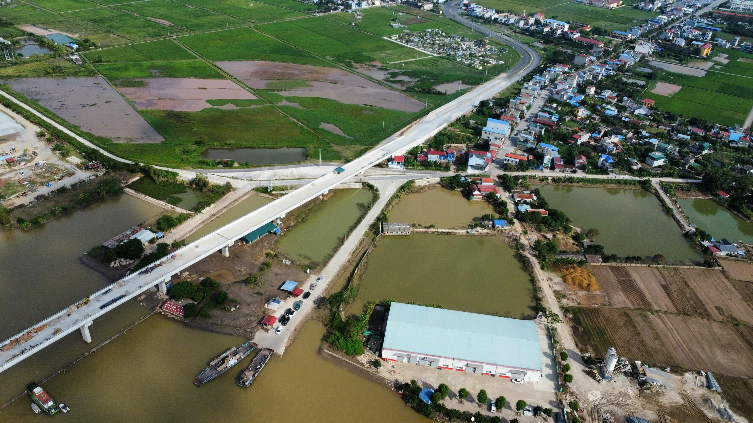 Sau hợp long cầu Đống Cao ở Nam Định hiện hình hài, hẹn ngày thông xe- Ảnh 8.