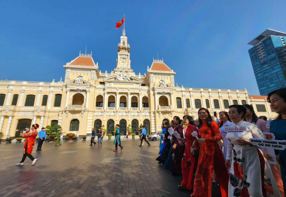 Tin sáng 4/9: Thông tin mới nhất về cơn bão mạnh nhất trong 8 năm qua đổ bộ đang đổ bộ đất liền; Tìm bị hại của vụ lừa đảo gần 300 tỷ đồng - Ảnh 3.