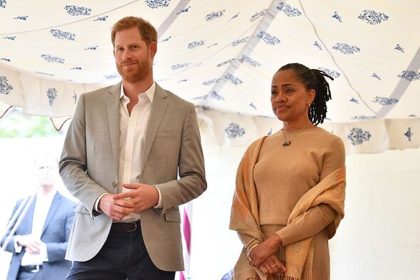 Mẹ Meghan nghĩ gì khi lần đầu gặp chàng rể Harry?- Ảnh 1.