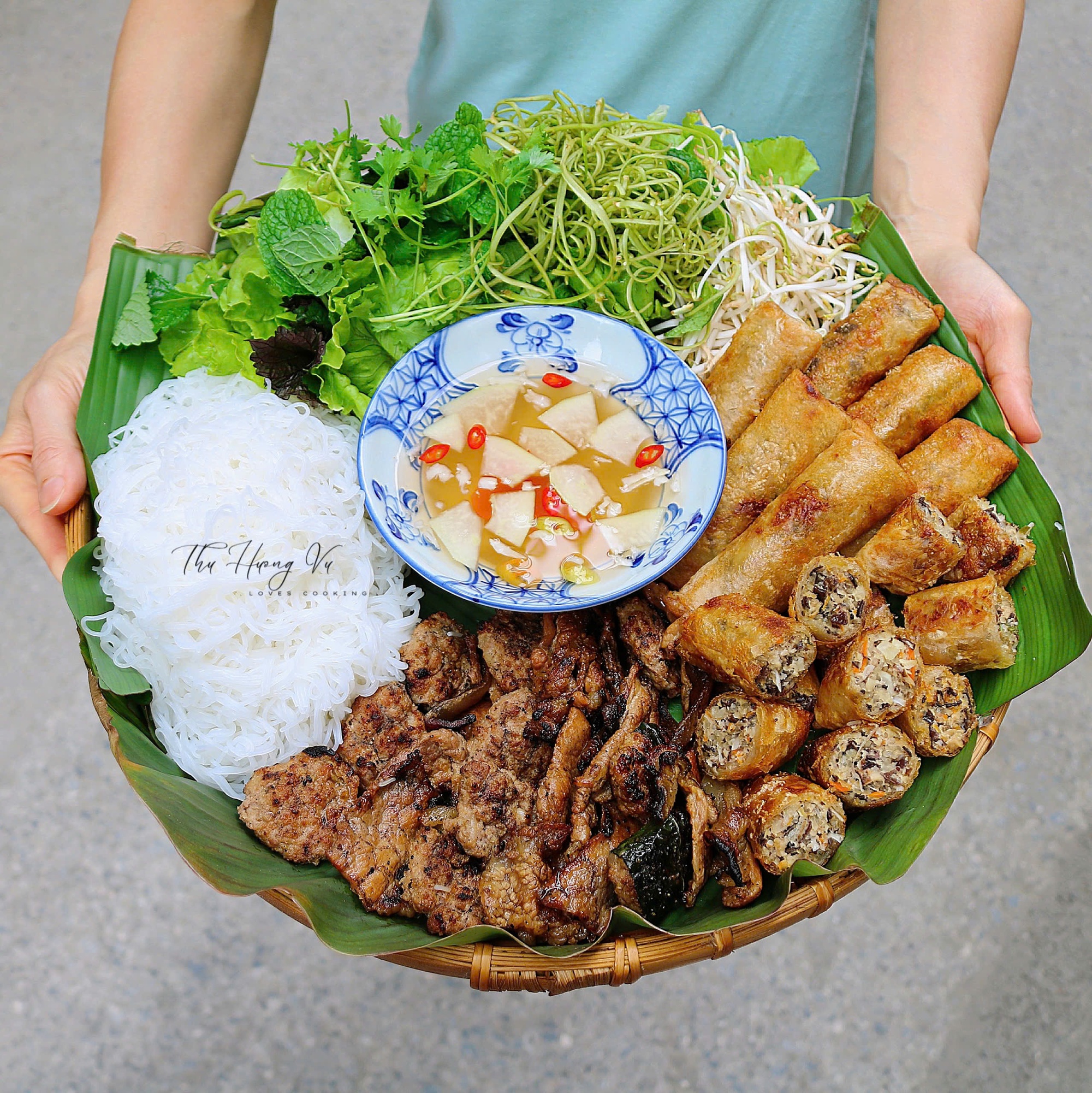 Mẹ đảm Hà thành trổ tài bài trí 30 mâm cơm lên mẹt: &quot;Cả nhà quây quần quanh một mẹt tròn, ngồi kề nhau vừa ăn vừa trò chuyện rất ấm cúng&quot; - Ảnh 5.