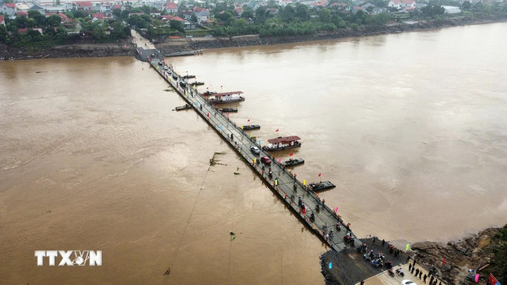 Cầu phao Phong Châu bắt đầu hoạt động từ sáng nay - Ảnh 1.