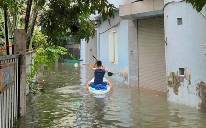 Lộ những khu ngập nặng ở Hà Nội sau bão lũ, người mua &quot;bỏ của chạy lấy người&quot;