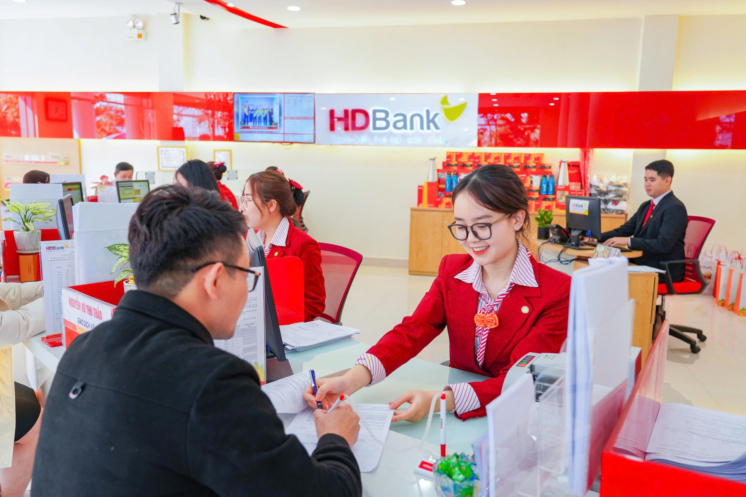 “Mưa quà tặng” khi gửi tiết kiệm tại HDBank- Ảnh 2.