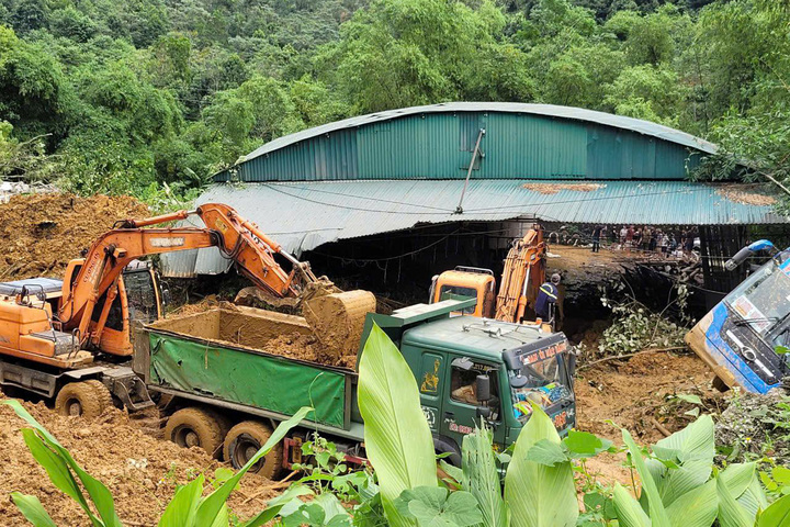 Sạt lở ở Hà Giang: Di dời khẩn cấp 46 hộ dân ra khỏi vùng nguy hiểm - Ảnh 1.