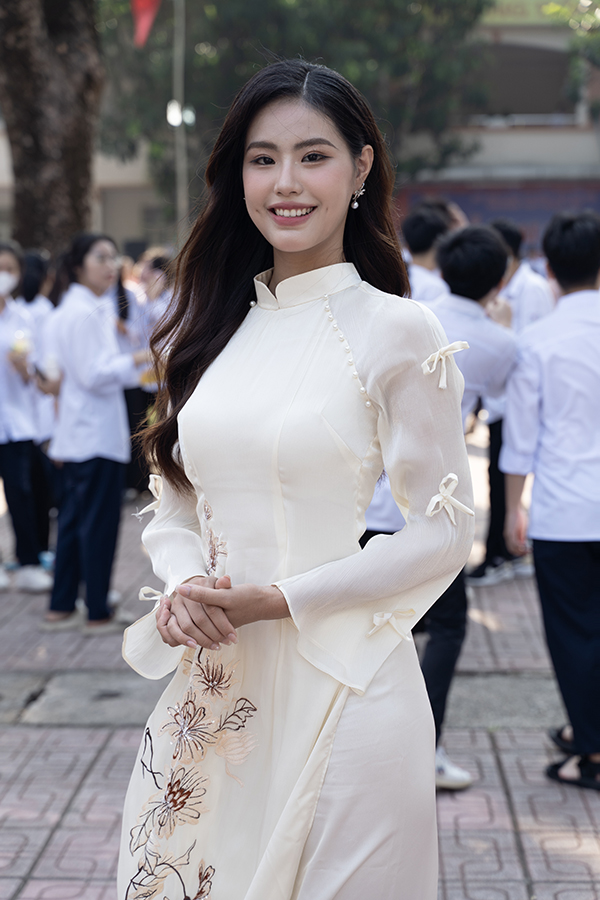 Top 10 Miss Grand - Dương Hải My trở về tri ân trường cũ nhân dịp lễ khai trường - Ảnh 2.