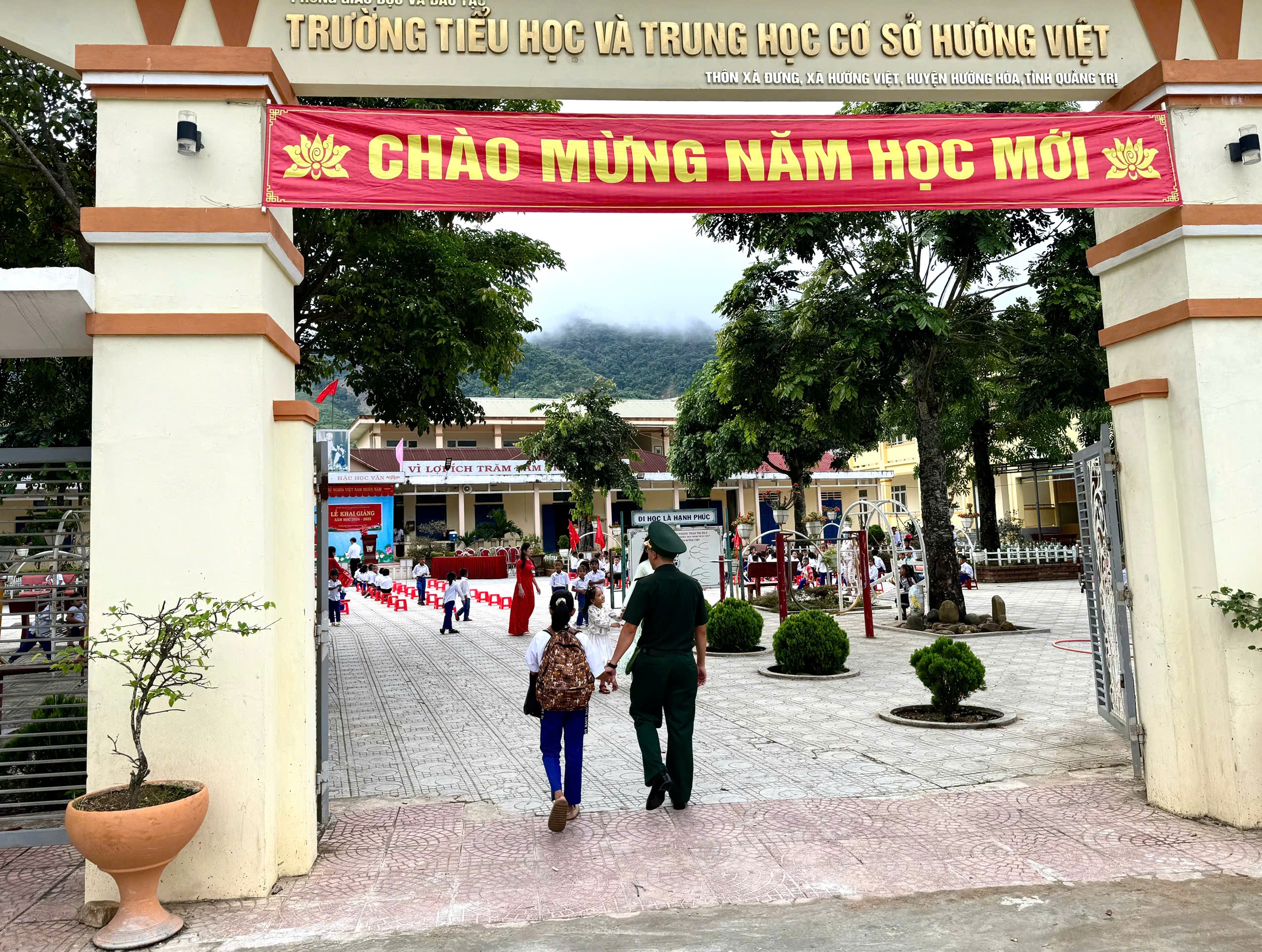 Ấm ấp hình ảnh lính Biên phòng cõng học sinh vượt suối đi khai giảng - Ảnh 4. Ấm ấp hình ảnh lính Biên phòng cõng học sinh vượt suối đi khai giảng - Ảnh 4.