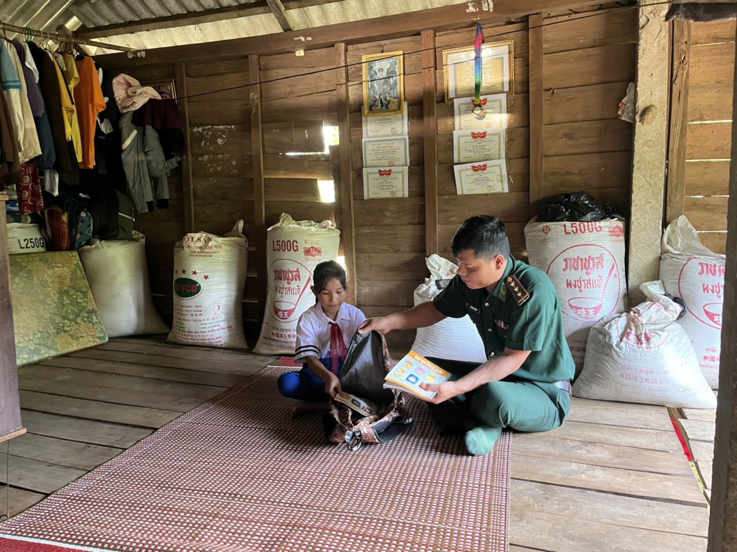 Ấm ấp hình ảnh lính Biên phòng cõng học sinh vượt suối đi khai giảng - Ảnh 1. Ấm ấp hình ảnh lính Biên phòng cõng học sinh vượt suối đi khai giảng - Ảnh 1.