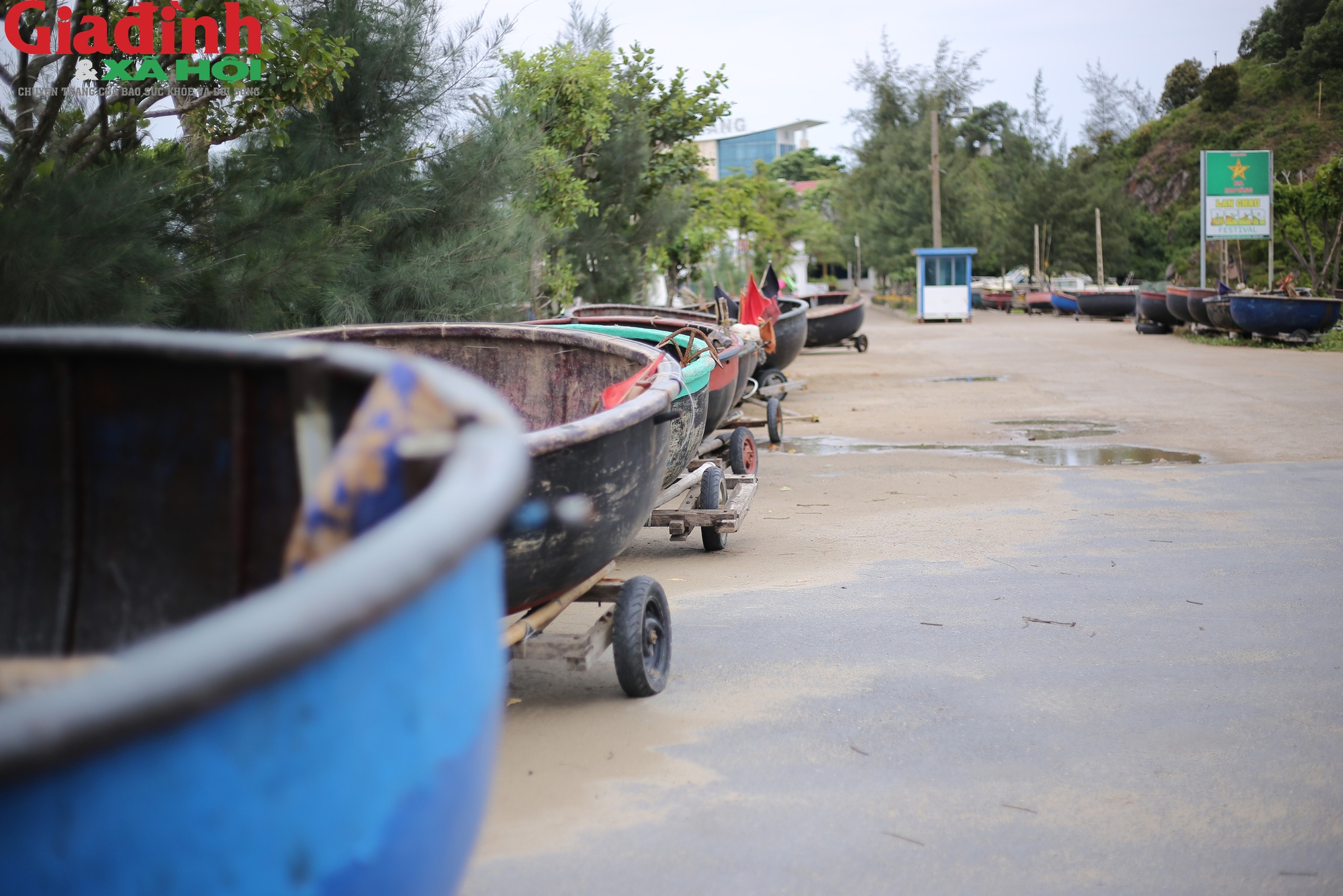 Người dân hối hả chằng chéo, di chuyển tàu thuyền trước siêu bão - Ảnh 2.