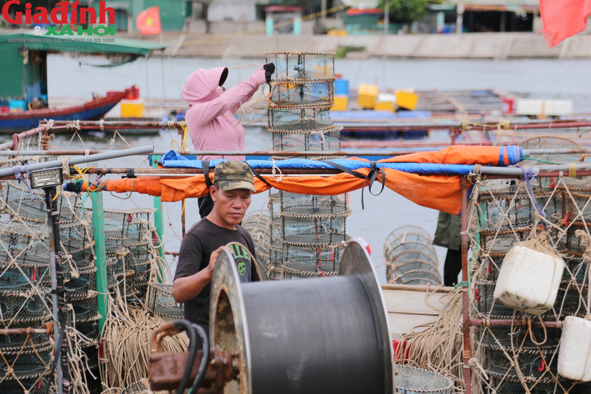 Người dân hối hả chằng chéo, di chuyển tàu thuyền trước siêu bão - Ảnh 6.