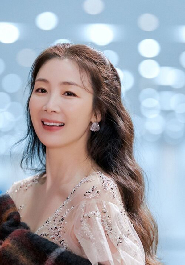 Choi Ji Woo có làn da căng mịn ở tuổi 49 nhờ thức uống này