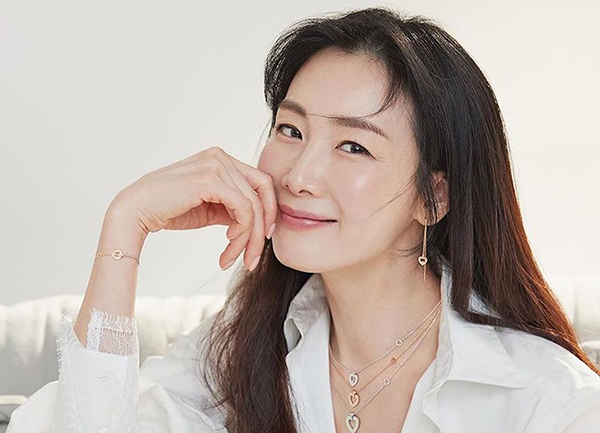 Choi Ji Woo có làn da căng mịn ở tuổi 49 nhờ thức uống này