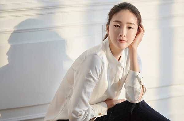 Choi Ji Woo có làn da căng mịn ở tuổi 49 nhờ thức uống này