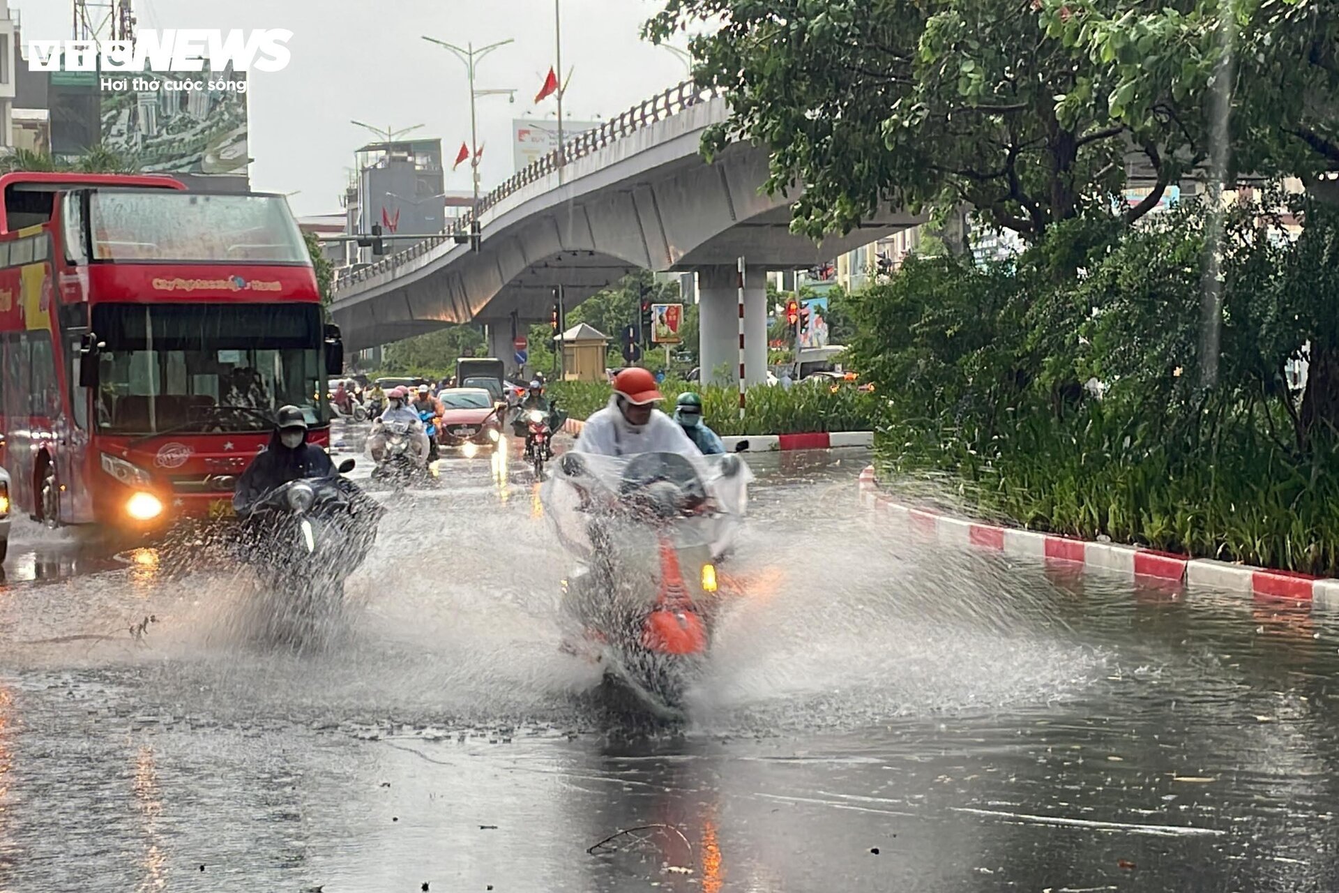 Dân cấp tập về nhà tránh siêu bão Yagi, đường Hà Nội ùn tắc khắp ngả - Ảnh 3.