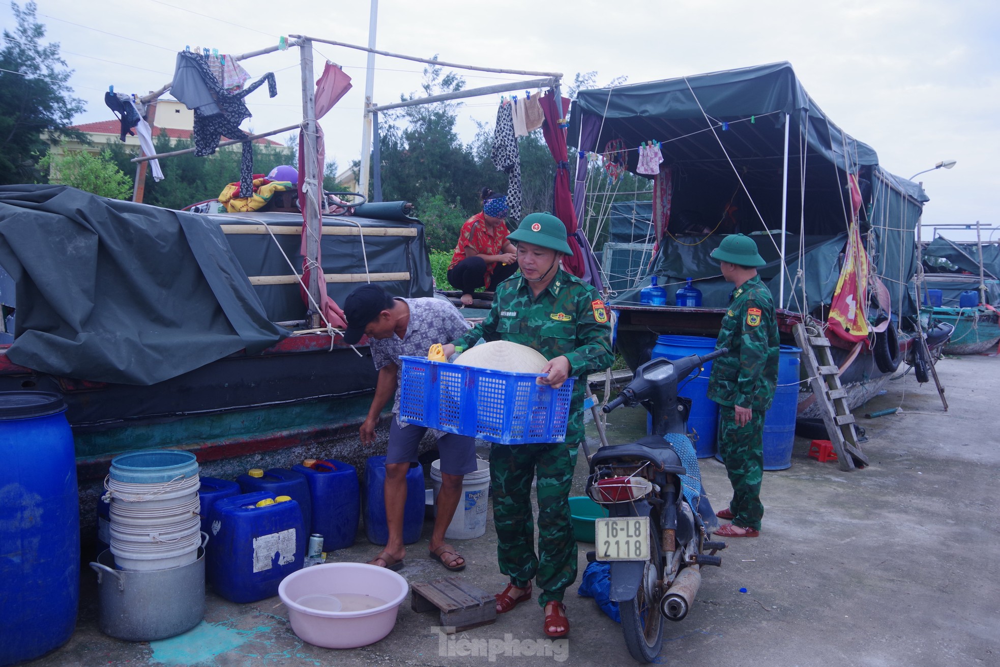 Quân đội huy động hơn 400 xe đặc chủng, 6 máy bay ứng phó với siêu bão YAGI - Ảnh 7.