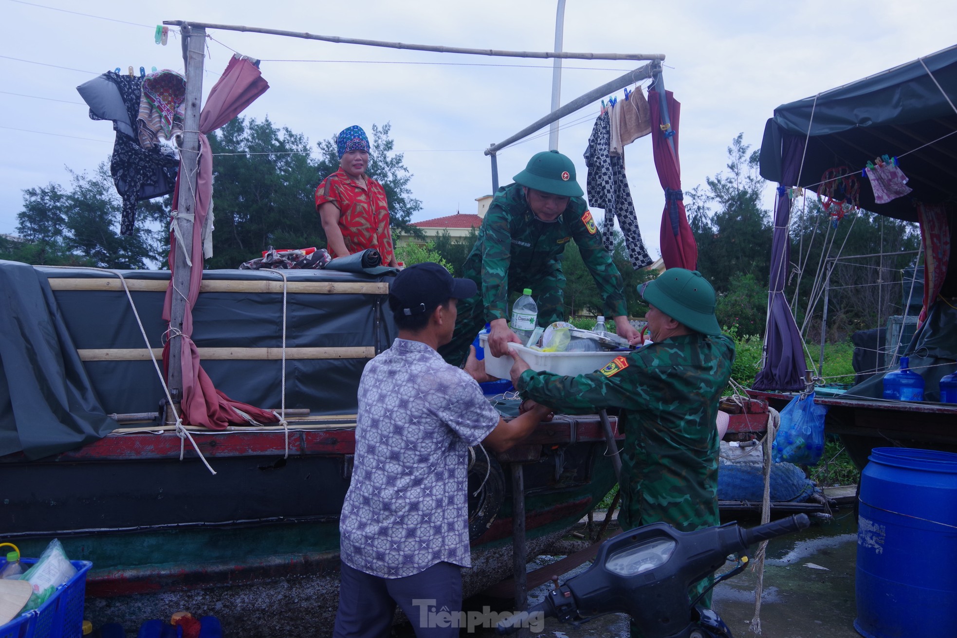 Quân đội huy động hơn 400 xe đặc chủng, 6 máy bay ứng phó với siêu bão YAGI - Ảnh 6.