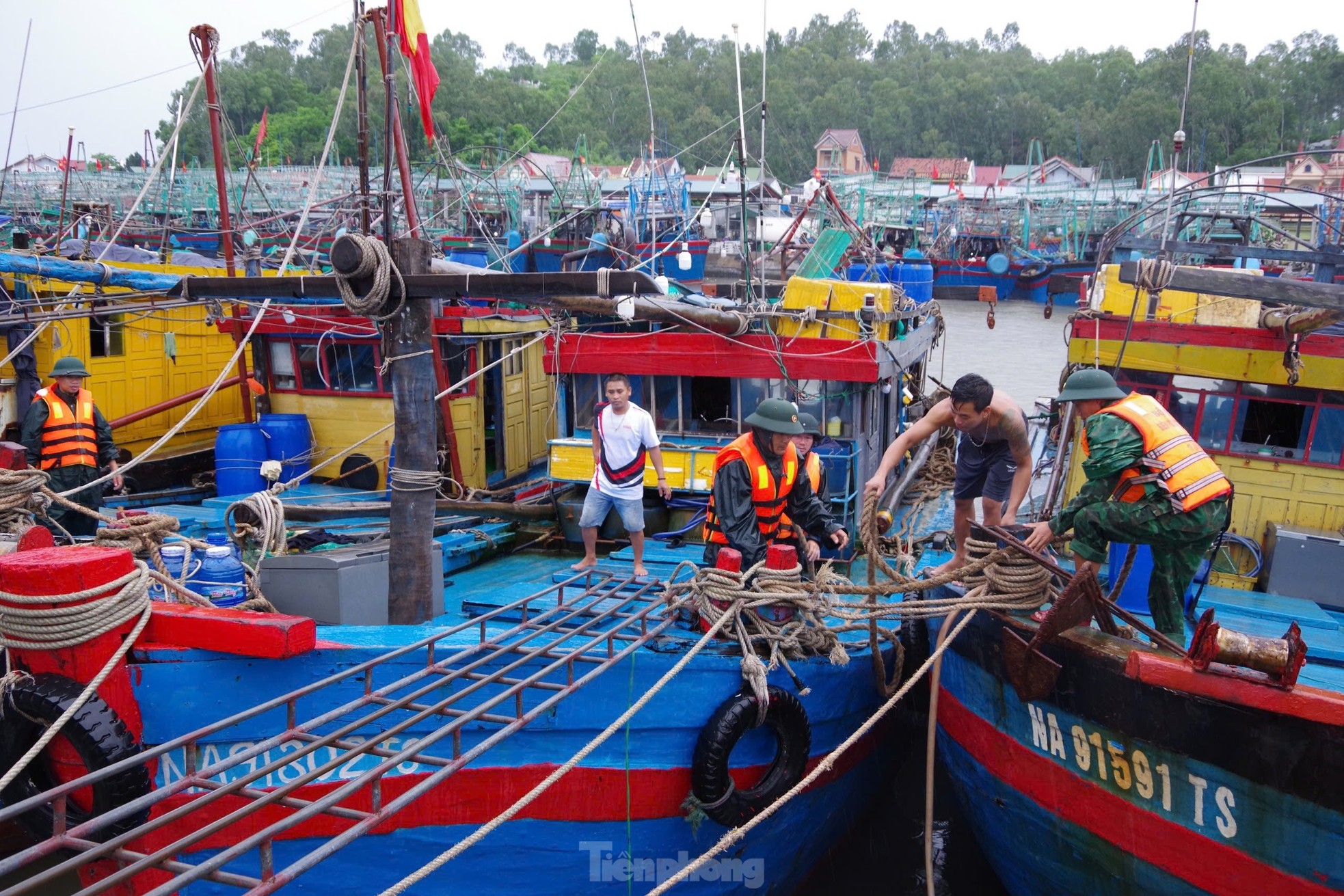 Quân đội huy động hơn 400 xe đặc chủng, 6 máy bay ứng phó với siêu bão YAGI