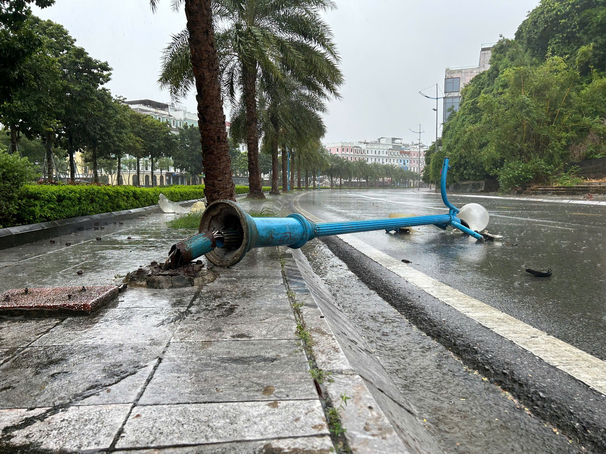 Quảng Ninh mưa lớn, gió giật mạnh, hàng quán đóng cửa ứng phó bão Yagi- Ảnh 1.