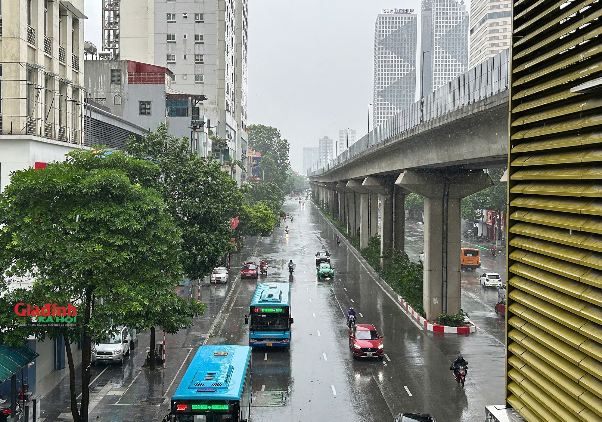 Hà Nội: Cây cối gãy đổ, đường phố vắng lặng trước khi bão số 3 đổ bộ - Ảnh 2.