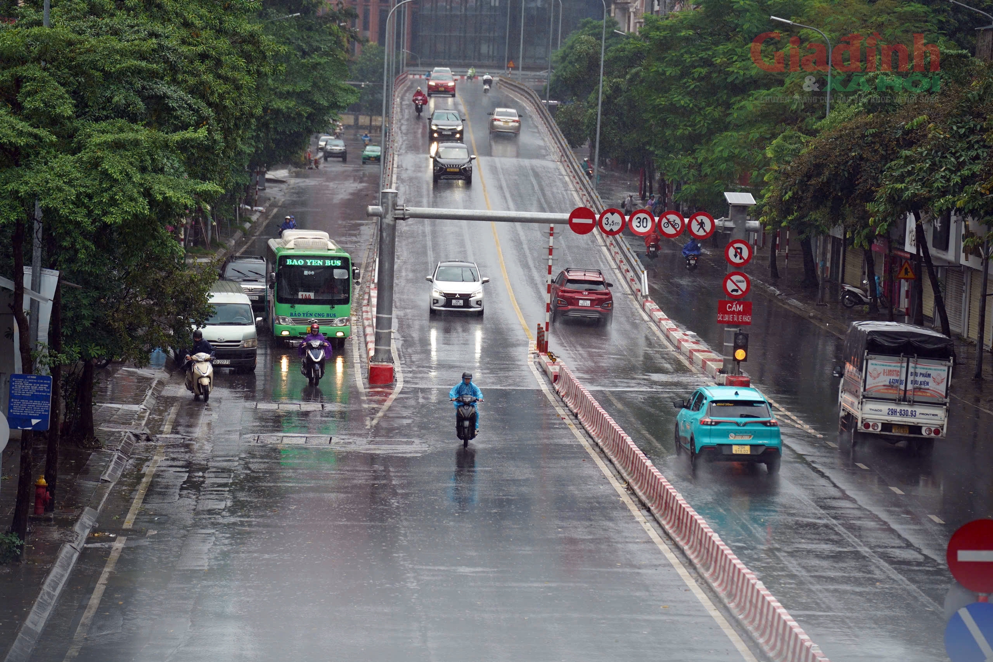 Bão số 3 sắp vào Hà Nội, tiểu thương vội vã thu dọn gánh hàng, trở về nhà an toàn tránh bão - Ảnh 2.